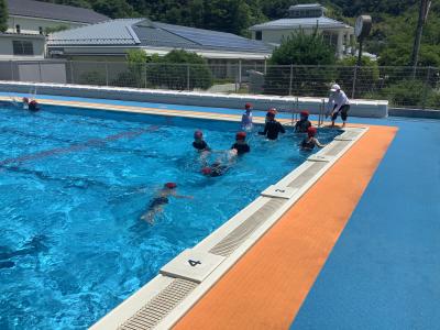プールで遊ぶ4年生