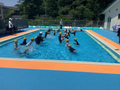 プールの中を進む1年生