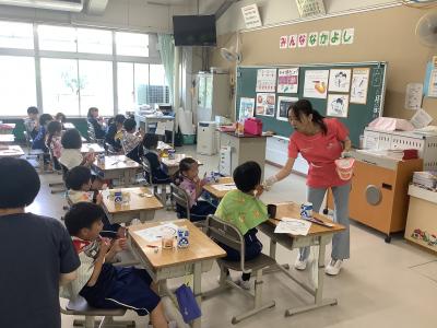 歯の磨き方を指導される1年生