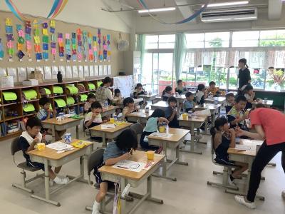 鏡を見て歯磨きをする1年生