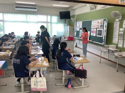 歯についた汚れについて説明を受ける6年生