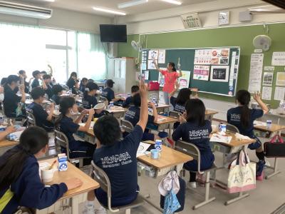 歯ブラシの使い方について指導を受ける6年生