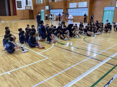 クイズに答える４年生