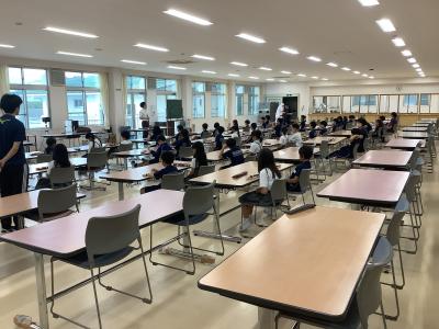 講師のお手本を見る３年生