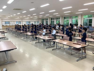 リコーダーの持ち方を教わる３年生