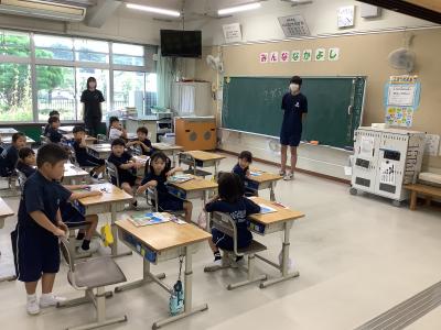 自己紹介する中学生