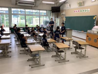 中学生に質問する小学生