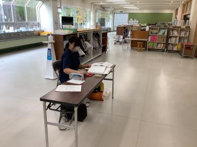丸付けをする中学生