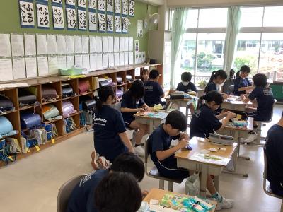 家庭科の授業を手伝う中学生