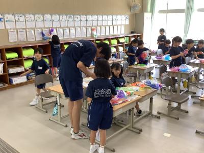 図工の作品を手伝う中学生