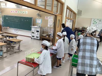 給食の準備を手伝う中学生