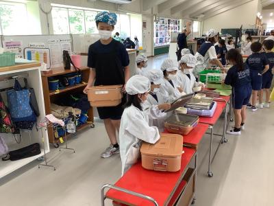 給食の準備を手伝う中学生