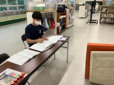丸付けをする中学生