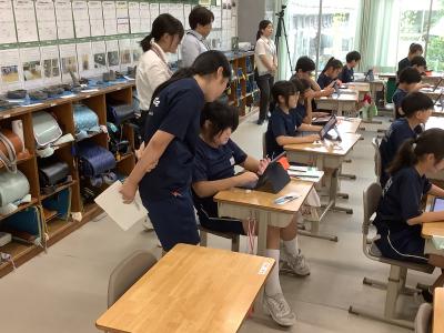 iPadを手伝う中学生