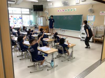 カタカナのお手本をする中学生