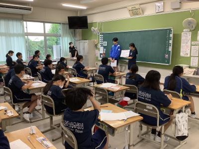 中学生活を6年生に説明する中学生
