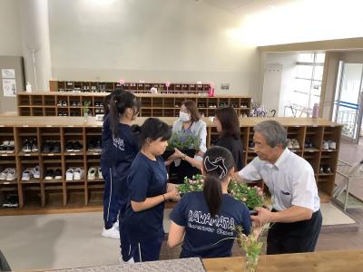 花を受け取る児童