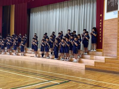 演奏する４年生