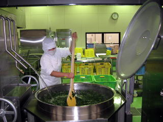 釜で野菜を茹でる様子の写真
